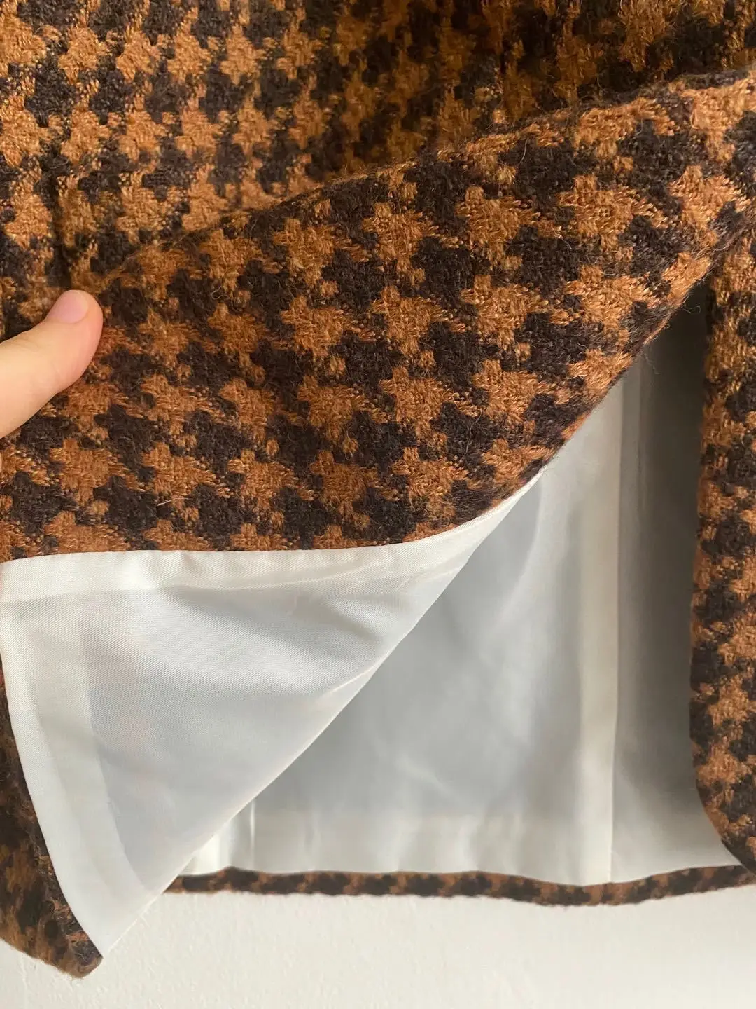 Winter woman elegant blazers vintage slim jacket office ladies long-sleeved buttons French brand casual pocket blazers women 
Winter woman elegant blazers vintage slim jacket office ladies long-sleeved buttons French brand casual pocket blazers women