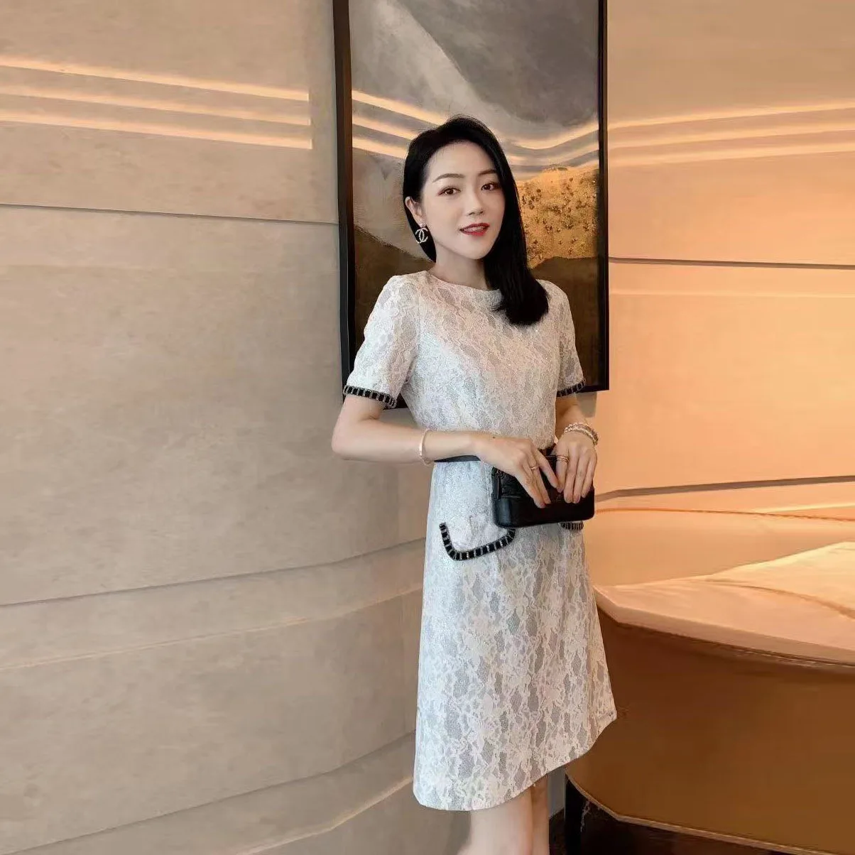 Temperament dress women 2021 spring and summer new fashion simple contrast Round Neck Lace splicing medium length dress
Temperament dress women 2021 spring and summer new fashion simple contrast Round Neck Lace splicing medium length dress