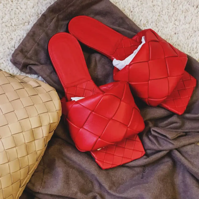 2021 Fashion Luxury Square Toe Weave Flats Shoes Women Slippers Leather Designer Ladies Street Beach Sandals Slides Shoes 
2021 Fashion Luxury Square Toe Weave Flats Shoes Women Slippers Leather Designer Ladies Street Beach Sandals Slides Shoes