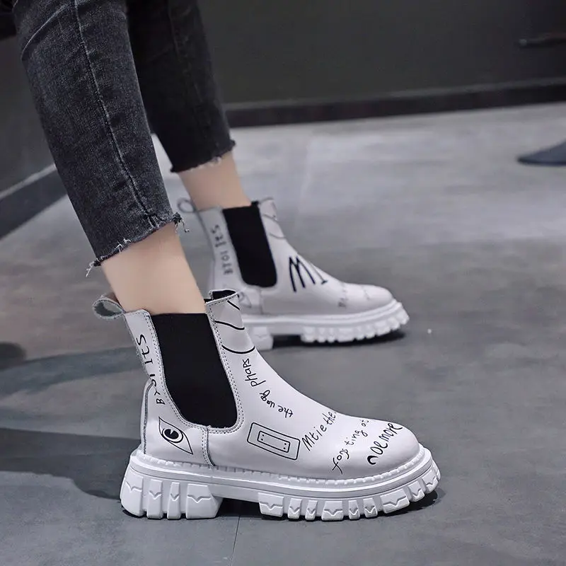 Женские ботинки с высоким берцем, кожаные ботильоны с буквенным принтом, белые дизайнерские ботинки челси для осени, 2021
Женские ботинки с высоким берцем, кожаные ботильоны с буквенным принтом, белые дизайнерские ботинки челси для осени, 2021