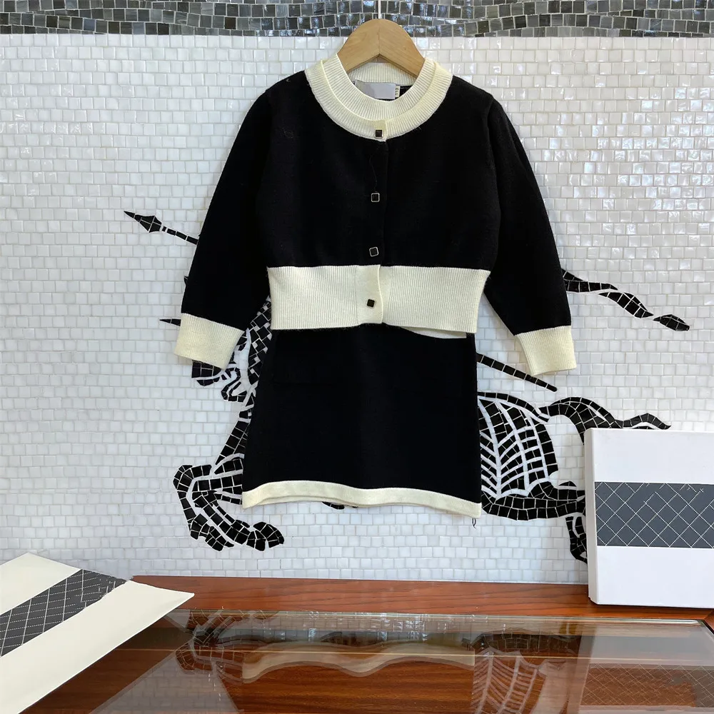 Brand designer autumn and winter girls' Knitted long skirt children's wear sweater coat + Dress 2 sets of high quality cotton
Brand designer autumn and winter girls' Knitted long skirt children's wear sweater coat + Dress 2 sets of high quality cotton