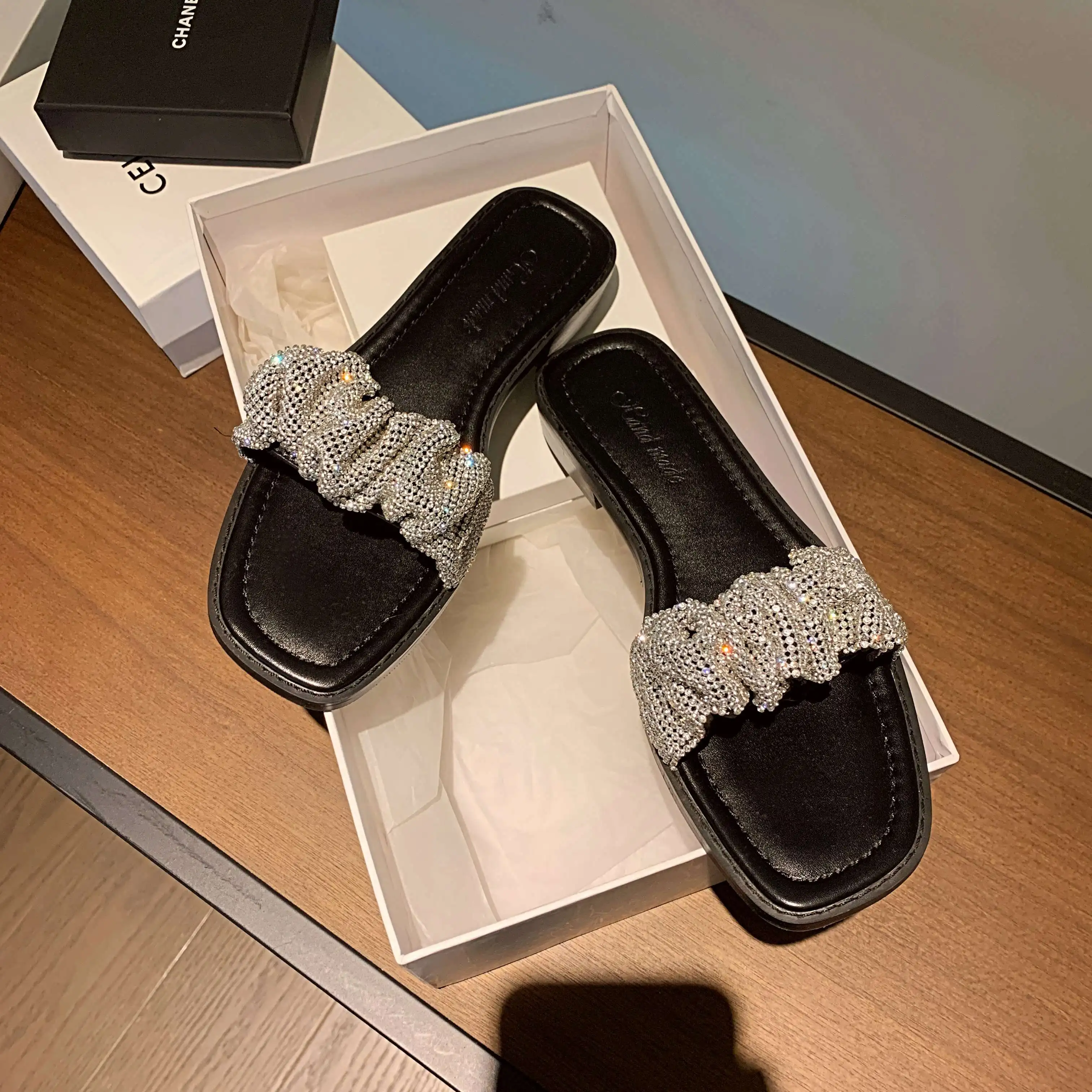 lenkisen outside slipper low heels open toe rhinestone simple style young lady high fashion summer slip on shoes women L88
lenkisen outside slipper low heels open toe rhinestone simple style young lady high fashion summer slip on shoes women L88