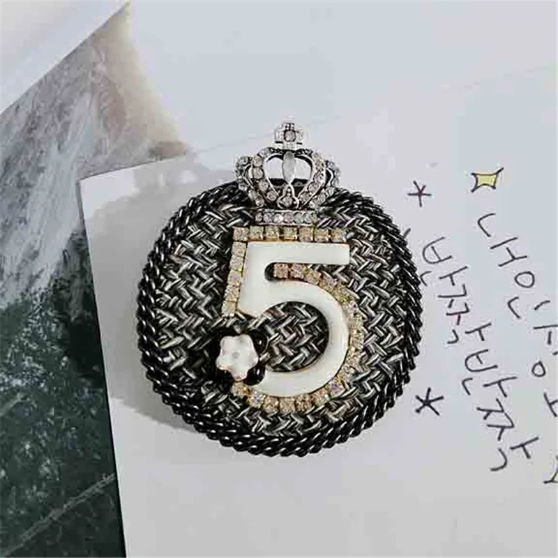 Lace Checkered Brooch Pearl Fragrance Pin European And American Fashion Accessories 
Lace Checkered Brooch Pearl Fragrance Pin European And American Fashion Accessories