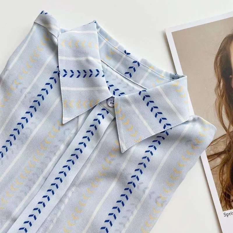 2021 Autumn New Light Blue Leaves Flowers Long Sleeve Shirt Women Office Lady Fall Clothing Silk Striped Top Clothing 
2021 Autumn New Light Blue Leaves Flowers Long Sleeve Shirt Women Office Lady Fall Clothing Silk Striped Top Clothing