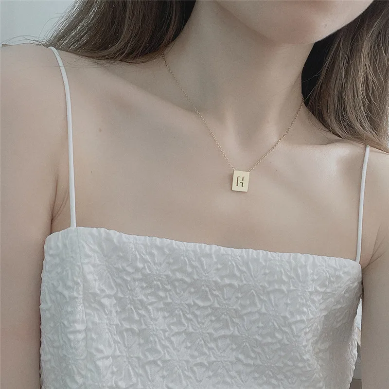 HANGZHI 2021 New European and American punk clavicle chain retro simple and generous stainless steel square 26 letter necklace
HANGZHI 2021 New European and American punk clavicle chain retro simple and generous stainless steel square 26 letter necklace