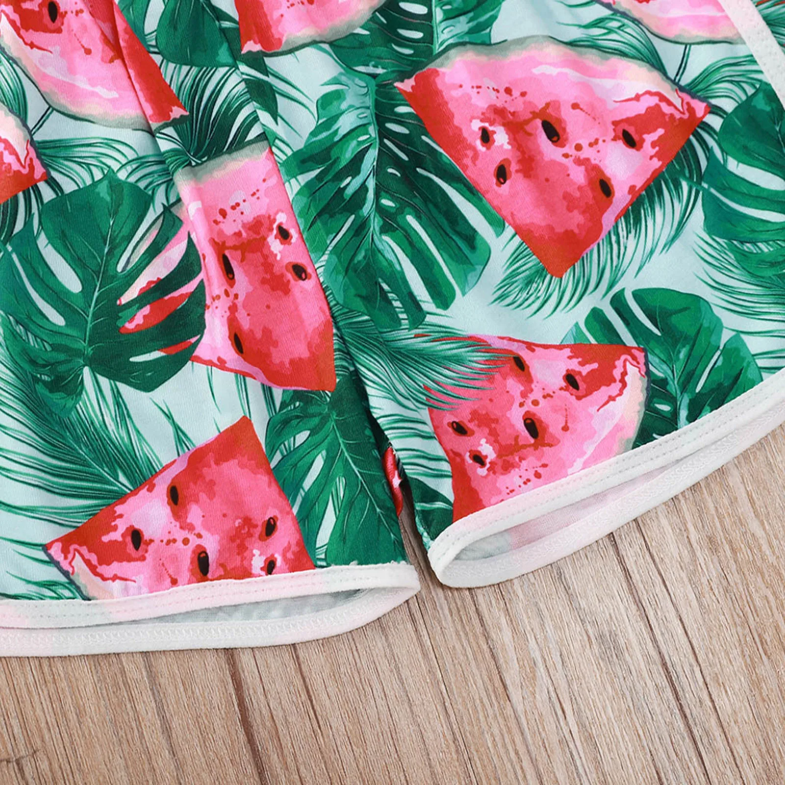 Infant Children Girls Summer Watermelon Printing Sleeveless Tank Top + Watermelon Non-positioning Printing Shorts Suit 
Infant Children Girls Summer Watermelon Printing Sleeveless Tank Top + Watermelon Non-positioning Printing Shorts Suit