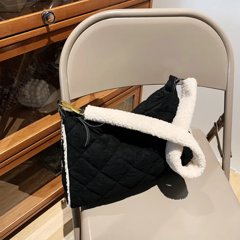 Lambswool Handle Handbags Winter Plush Hobo Bag Women Shoulder Bag Lingge Quilted Crossbody Bags for Women 2022 Underarm Bags 
Lambswool Handle Handbags Winter Plush Hobo Bag Women Shoulder Bag Lingge Quilted Crossbody Bags for Women 2022 Underarm Bags