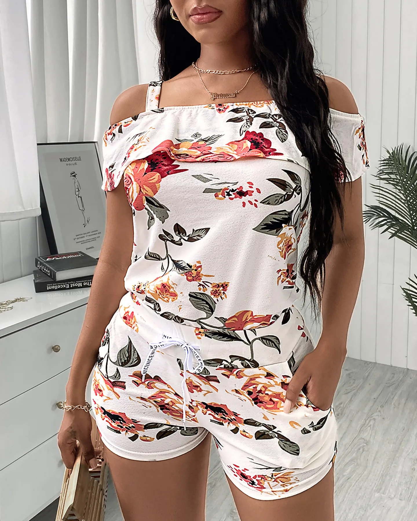 2021 Best Selling Women's tracksuit Solid Color Striped Suits Two Piece Cold Shoulder Floral Print Top & Drawstring Shorts Set
2021 Best Selling Women's tracksuit Solid Color Striped Suits Two Piece Cold Shoulder Floral Print Top & Drawstring Shorts Set