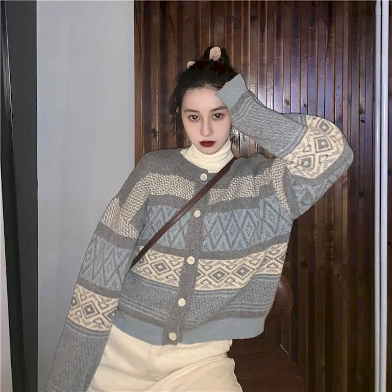 Sweater jacket women 2020 spring and autumn new Korean style lazy chic short color matching knitted cardigan long sleeves loose
Sweater jacket women 2020 spring and autumn new Korean style lazy chic short color matching knitted cardigan long sleeves loose