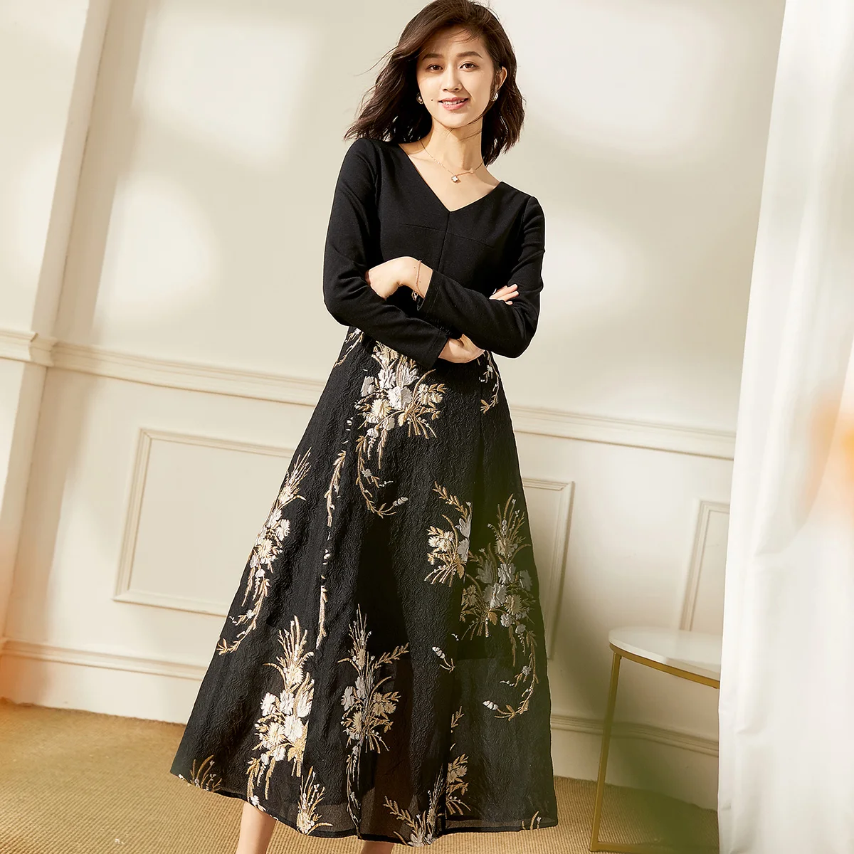 Женское жаккардовое платье с V-образным вырезом и цветочным принтом 
Женское жаккардовое платье с V-образным вырезом и цветочным принтом