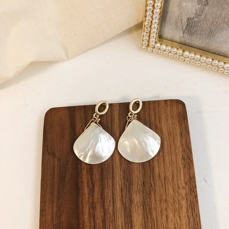 Fashion Freshwater Shell Fan-Shaped Female Simple Retro Design Earrings Geometric Handmade Super Fairy Earrings Tide
Fashion Freshwater Shell Fan-Shaped Female Simple Retro Design Earrings Geometric Handmade Super Fairy Earrings Tide