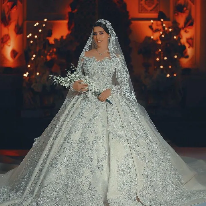 Luxury Dubai Wedding Dresses Ball Gown Shape Long Sleeves Lace Appliques Beaded Bridal Wedding Gowns With Long Train
Luxury Dubai Wedding Dresses Ball Gown Shape Long Sleeves Lace Appliques Beaded Bridal Wedding Gowns With Long Train