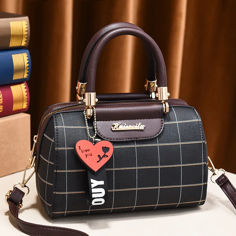 Retro New Fashion 2021 Luxury Designer Purse and Handbag Casual Shoulder Pillow Bag Striped Women Messenger Bag Sac A Main Femme
Retro New Fashion 2021 Luxury Designer Purse and Handbag Casual Shoulder Pillow Bag Striped Women Messenger Bag Sac A Main Femme