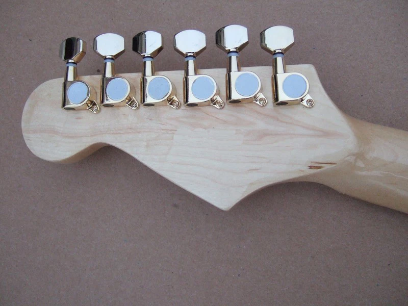 Factory store yellow cream body red pickguard golden Hardware ST signature maple fretboard 6 string Electric Guitar Guitarra
Factory store yellow cream body red pickguard golden Hardware ST signature maple fretboard 6 string Electric Guitar Guitarra