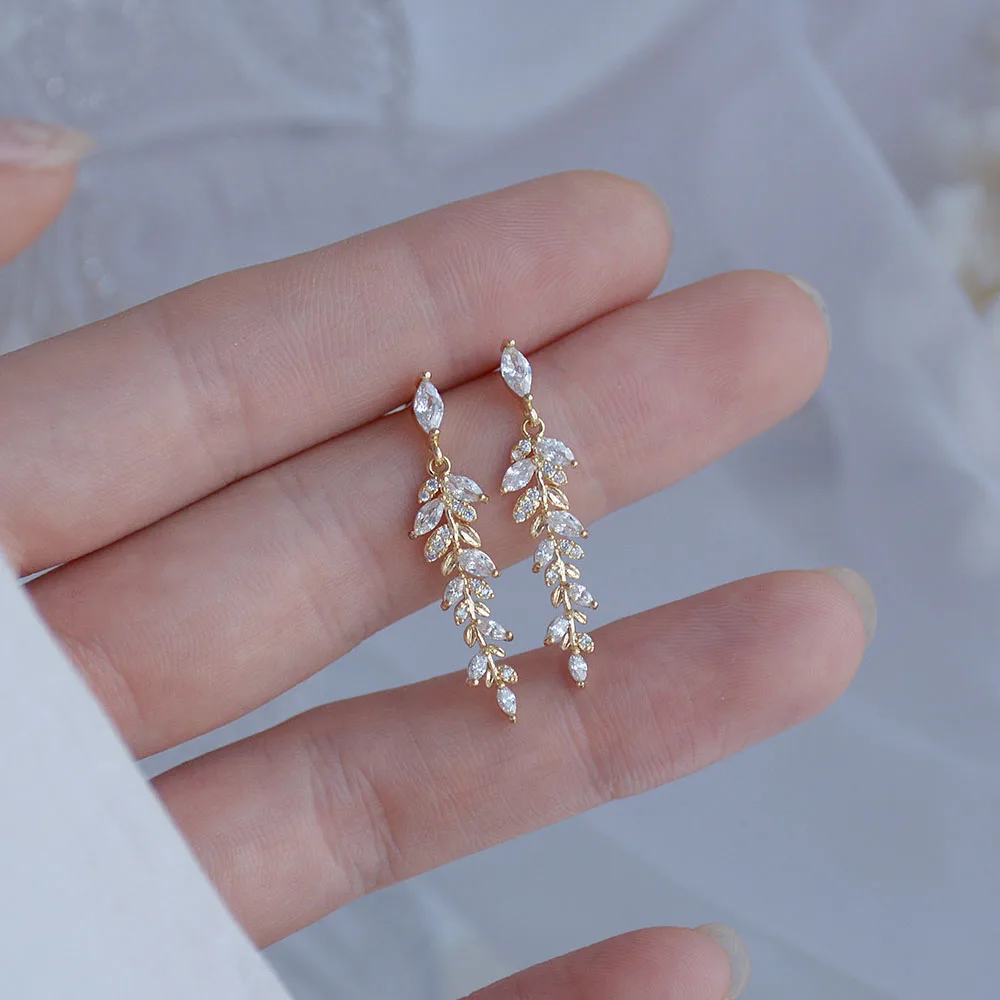 Temperament Design Sense Leaf Shape Long Pendant Earrings For Women Super Shining Crystal Zircon Stud Earrings Wedding Jewelry
Temperament Design Sense Leaf Shape Long Pendant Earrings For Women Super Shining Crystal Zircon Stud Earrings Wedding Jewelry