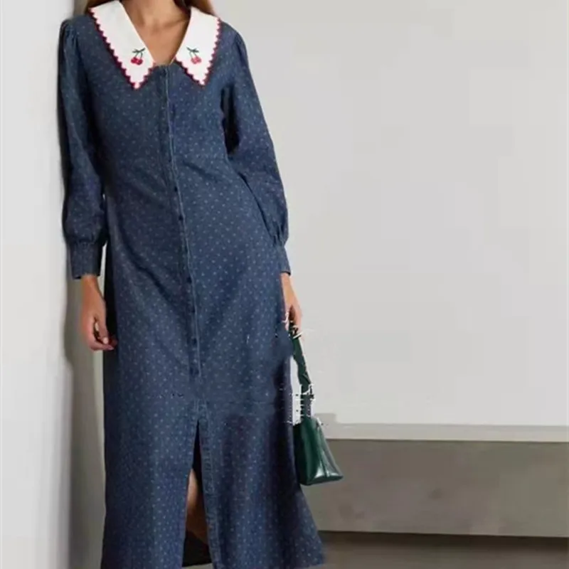 2021 Autumn Women's Denim Dress Ladies Perter Pan Collar Cherry Embroidery Jacquard Single-breasted Long Sleeve Midi Robes
2021 Autumn Women's Denim Dress Ladies Perter Pan Collar Cherry Embroidery Jacquard Single-breasted Long Sleeve Midi Robes