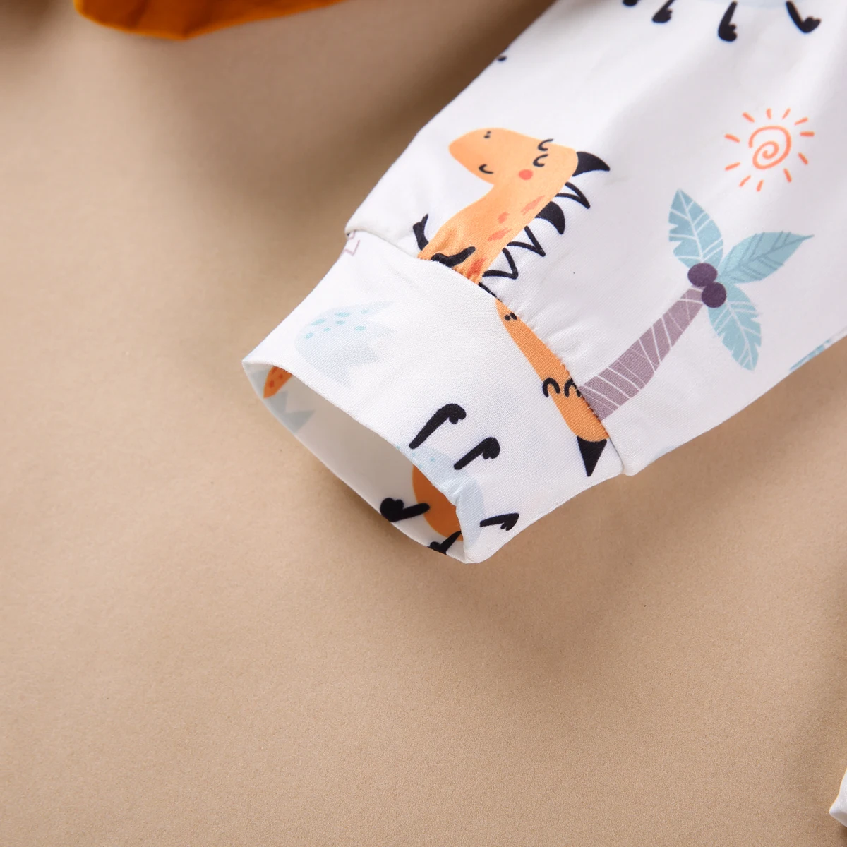 Babys Long-sleeved Trousers Suit Fashion Stitching Hooded T-shirt and Cartoon Printed Long Pants
Babys Long-sleeved Trousers Suit Fashion Stitching Hooded T-shirt and Cartoon Printed Long Pants