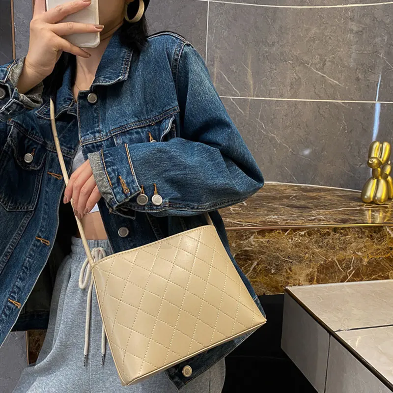 Fashion Diamond Texture Handbag Women Shoulder Messenger Bag 2021 High Quality PU Cosmetics Joker Female Phone Crossbody Tote
Fashion Diamond Texture Handbag Women Shoulder Messenger Bag 2021 High Quality PU Cosmetics Joker Female Phone Crossbody Tote