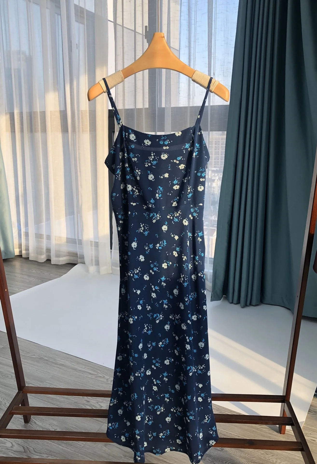 2021 New 100% Silk Women Sling Midi Dress Jasmine Floral Print Ladies Off-Shoulder Sleeveless Robe Female Sexy Dresses
2021 New 100% Silk Women Sling Midi Dress Jasmine Floral Print Ladies Off-Shoulder Sleeveless Robe Female Sexy Dresses