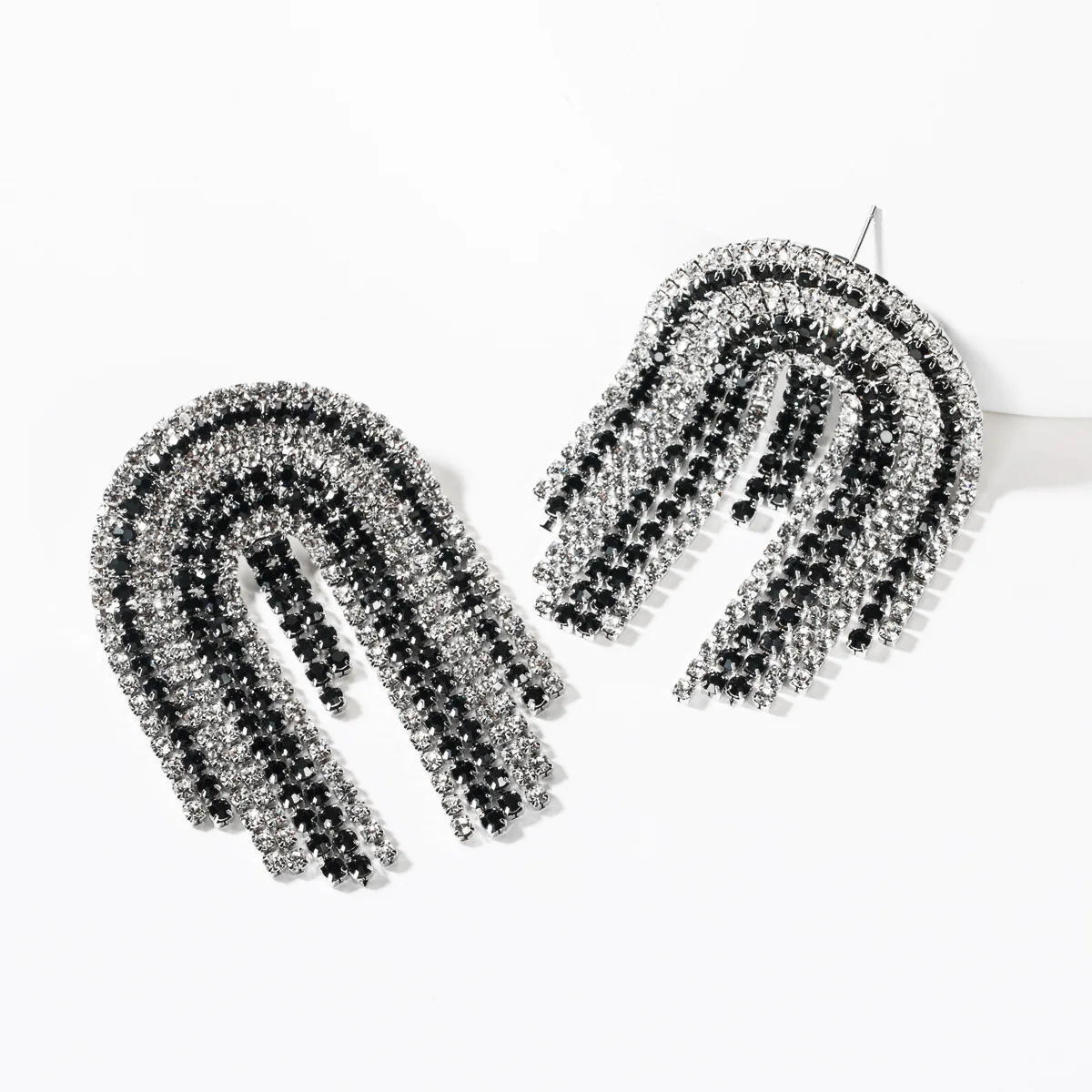 Europe and America Colour Black Arched Woman Earrings Full Rhinestone Shining Simple Charm of South Korea Bride Gift
Europe and America Colour Black Arched Woman Earrings Full Rhinestone Shining Simple Charm of South Korea Bride Gift