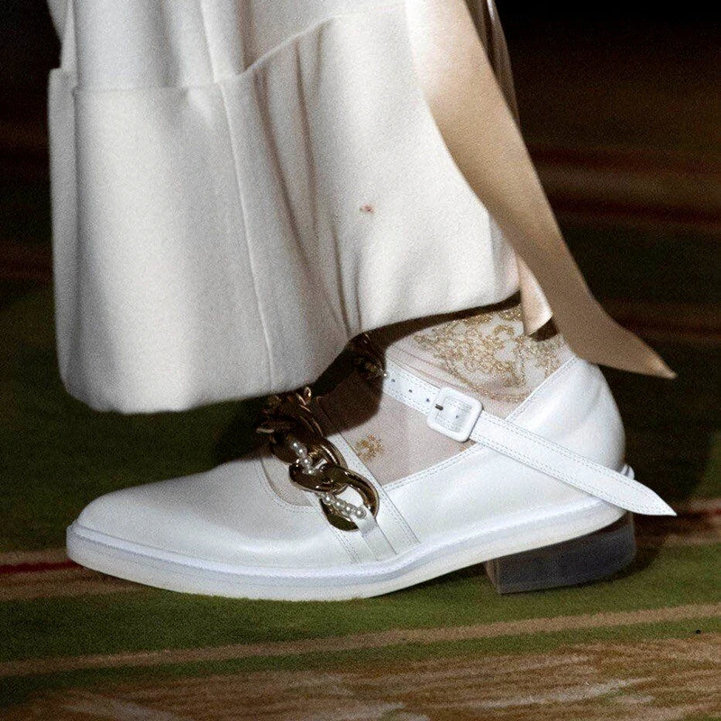 New 2021 Thick Sole Pointed Toe Women Shallow Mouth Real Leather Metal Pearl CHain Single Large Size Shoes Spring Fashion Flat
New 2021 Thick Sole Pointed Toe Women Shallow Mouth Real Leather Metal Pearl CHain Single Large Size Shoes Spring Fashion Flat