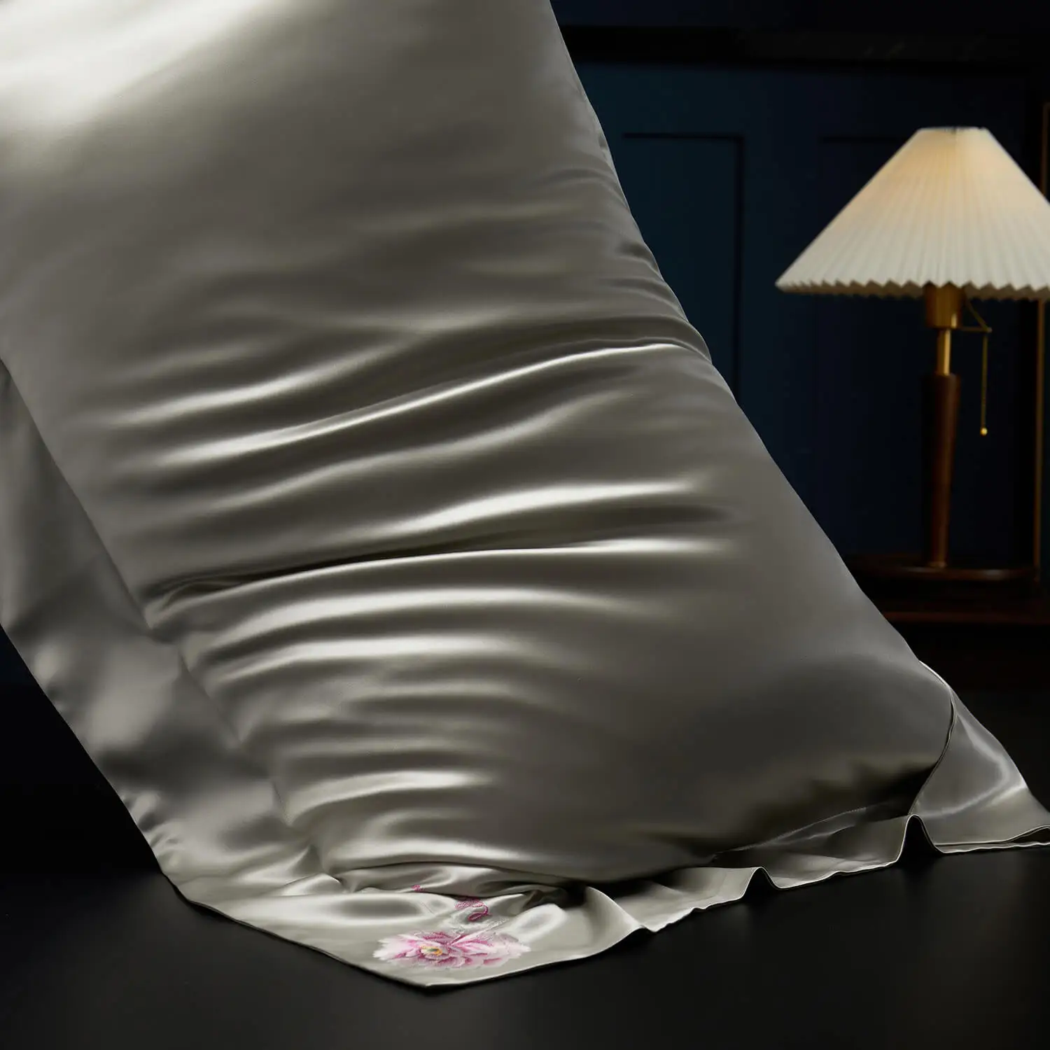 100% pure silk pillowcase natural silk embroidery pillowcase mulberry silk pillowcase free shipping 
100% pure silk pillowcase natural silk embroidery pillowcase mulberry silk pillowcase free shipping