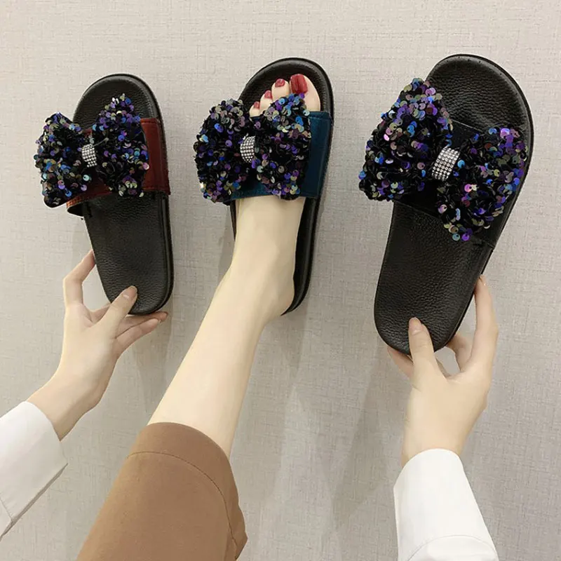 LLOGAI 2021 новые повседневные женские тапочки летние с бантом и Блестками Блестящие женские уличные туфли на плоской платформе для дам 
LLOGAI 2021 новые повседневные женские тапочки летние с бантом и Блестками Блестящие женские уличные туфли на плоской платформе для дам