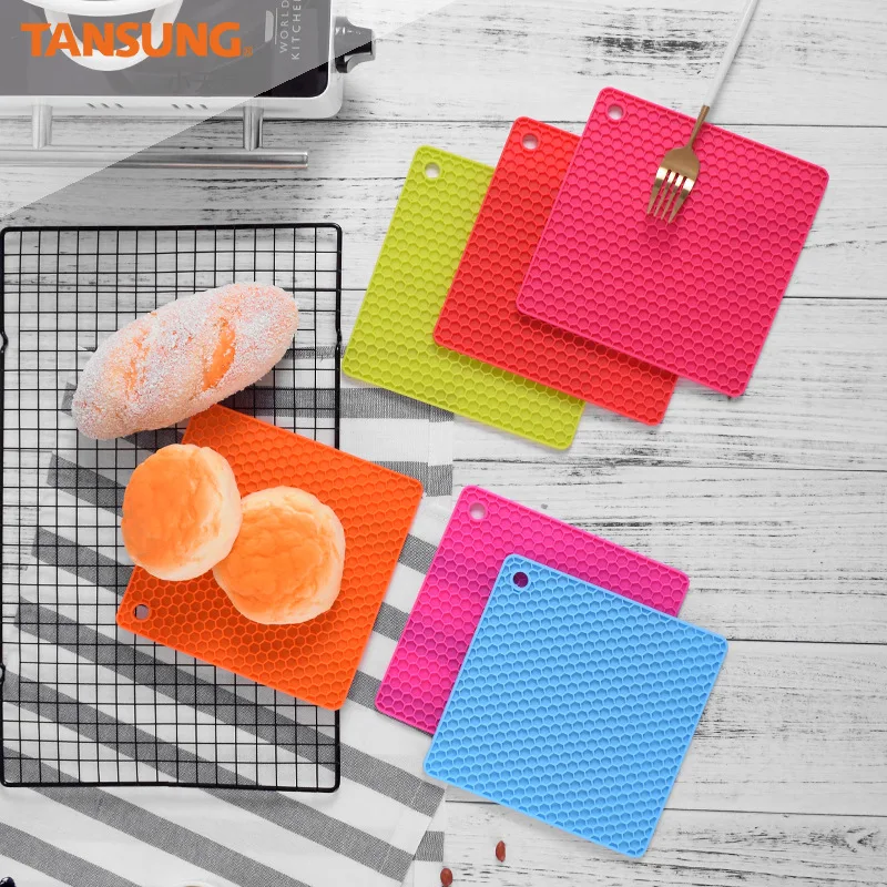 2pcs Candy-colored honeycomb silicone placemat, heat-insulating pad, table mat, practical pot mat, multicolor
2pcs Candy-colored honeycomb silicone placemat, heat-insulating pad, table mat, practical pot mat, multicolor