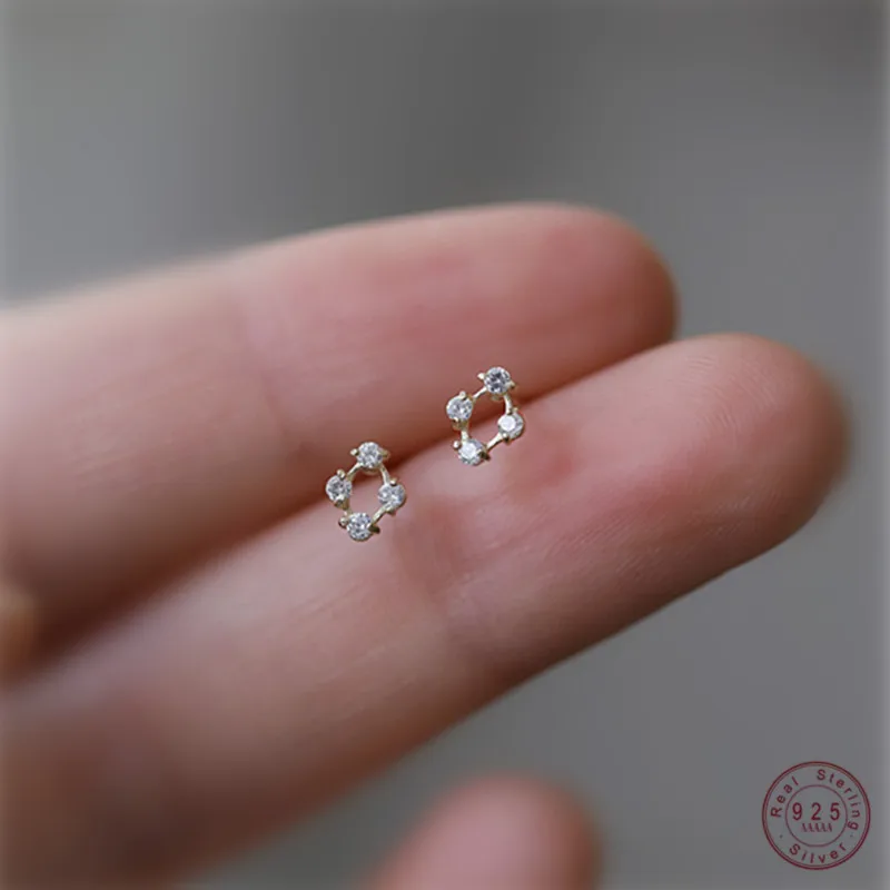 925 Sterling Silver French Simple Pavé Crystal Hollow Diamond Stud Earrings Women Light Luxury Plating 14k Gold Wedding Jewelry
925 Sterling Silver French Simple Pavé Crystal Hollow Diamond Stud Earrings Women Light Luxury Plating 14k Gold Wedding Jewelry