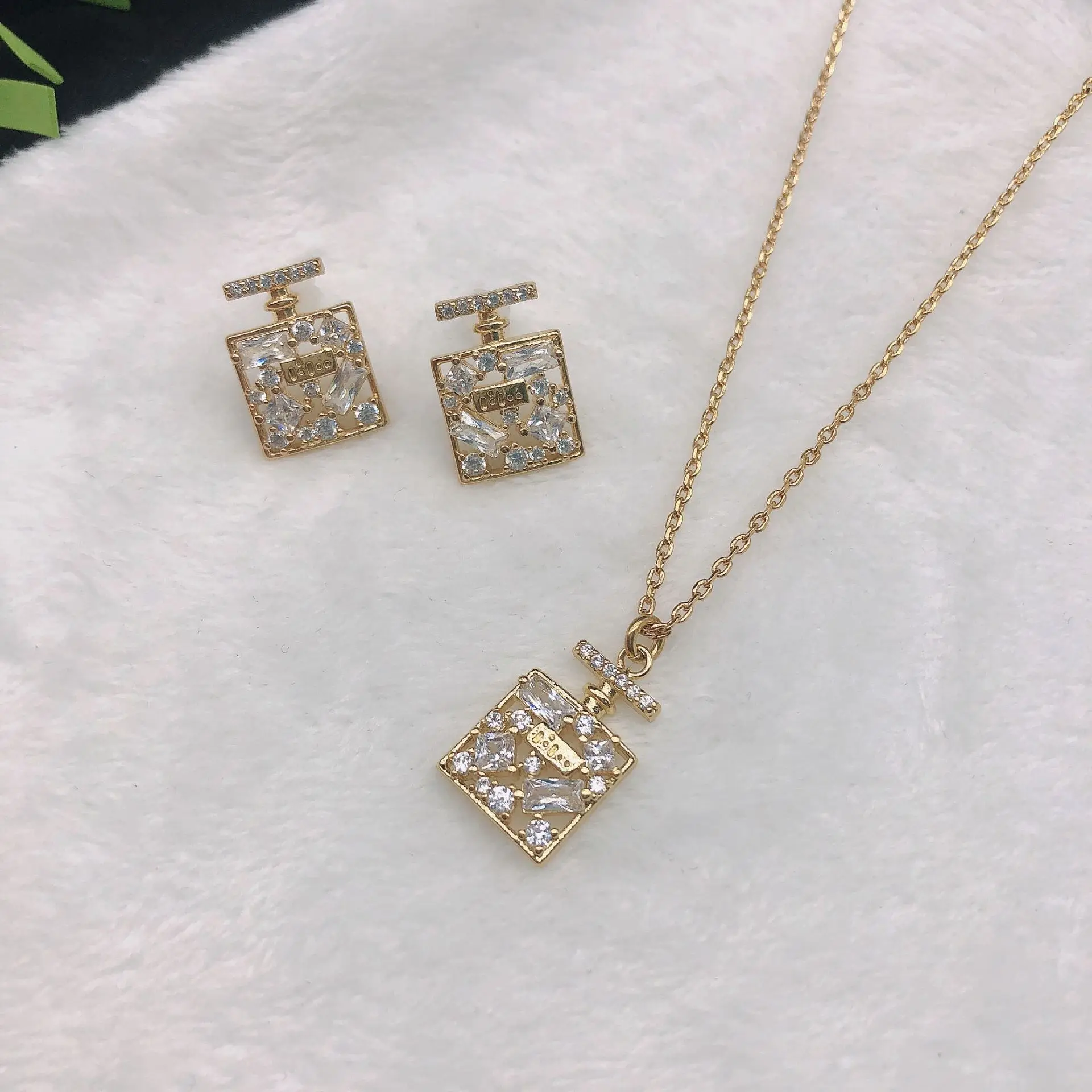 Korean Version of Gold Perfume Bottle Diamond Necklace Lightweight Luxury High Sense Design Long Pendant Jewelry Gift Women
Korean Version of Gold Perfume Bottle Diamond Necklace Lightweight Luxury High Sense Design Long Pendant Jewelry Gift Women