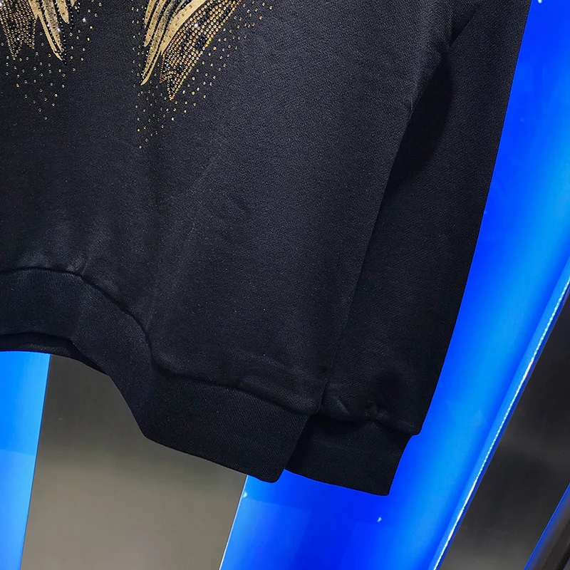 New autumn 2020 men's fashion personality top personalized wings printing hot diamond round neck handsome long sleeve sweater
New autumn 2020 men's fashion personality top personalized wings printing hot diamond round neck handsome long sleeve sweater