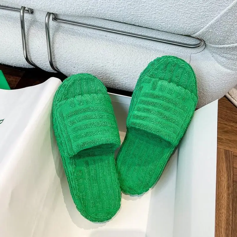 Luxury Brand Designer Women Slippers Warm Plush Unisex Couple Models Slides Soft Thick Soled Green Home Shoes Big Size 34-40
Luxury Brand Designer Women Slippers Warm Plush Unisex Couple Models Slides Soft Thick Soled Green Home Shoes Big Size 34-40