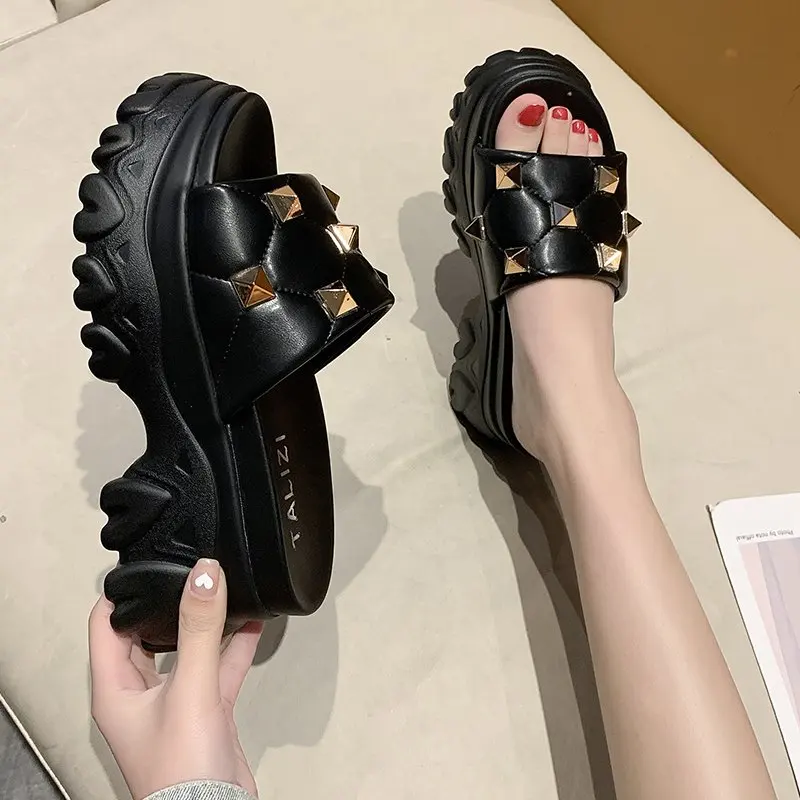 Rivet High-Heeled Shoes Lady Rubber Slippers Luxury Slides Increased Internal Slipers Women Soft Designer Flat 2021 PU Patent Le
Rivet High-Heeled Shoes Lady Rubber Slippers Luxury Slides Increased Internal Slipers Women Soft Designer Flat 2021 PU Patent Le