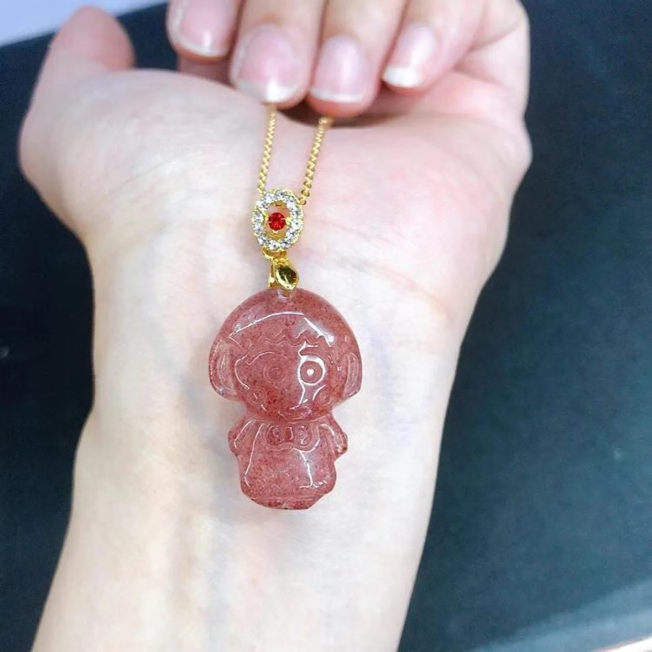 Cute Natural Strawberry Crystal Carved Doll Pendant Necklace Women's Charm Crystal Jade Gem Pendant Clavicle Chain Party Jewelry
Cute Natural Strawberry Crystal Carved Doll Pendant Necklace Women's Charm Crystal Jade Gem Pendant Clavicle Chain Party Jewelry