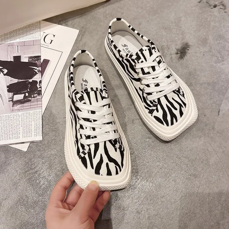 Spring and Autumn Women Shoes Flat Bottom Leisure Low Top Small White Shoes Women Breathable Square Head Soft Sole Canvas Shoes
Spring and Autumn Women Shoes Flat Bottom Leisure Low Top Small White Shoes Women Breathable Square Head Soft Sole Canvas Shoes