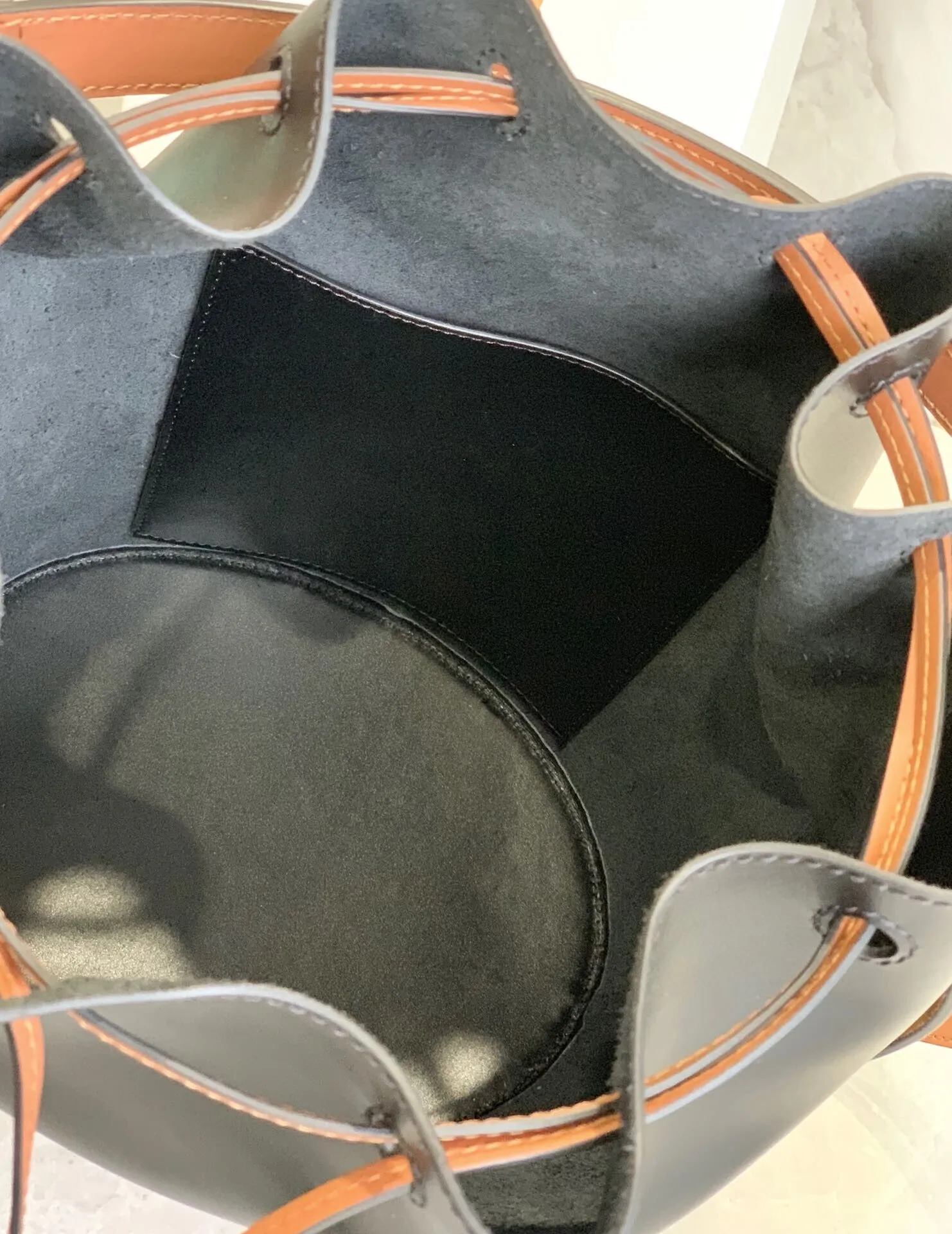2021 Leather Women's Single Shoulder Bucket Bag With Large Storage Space Leisure Noble And High Quality Manufacturer
2021 Leather Women's Single Shoulder Bucket Bag With Large Storage Space Leisure Noble And High Quality Manufacturer