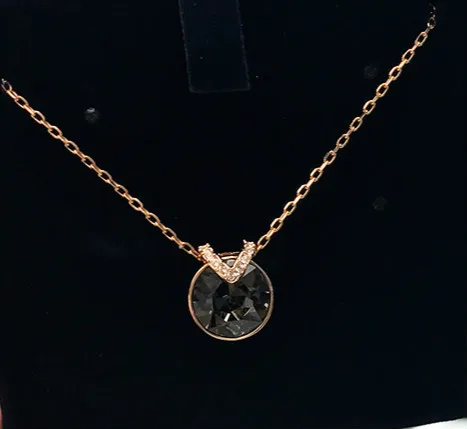 High Quality Star Advanced Lady Necklace Black Crystal V Shaped Simple Elegant Pendant
High Quality Star Advanced Lady Necklace Black Crystal V Shaped Simple Elegant Pendant