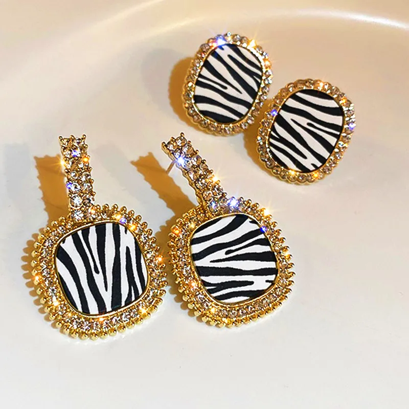 Geometric Striped Geometric Earrings Vintage Fashion Crystal Square Drop Earrings Dangle for Women Wedding Stud Earing Jewelry
Geometric Striped Geometric Earrings Vintage Fashion Crystal Square Drop Earrings Dangle for Women Wedding Stud Earing Jewelry