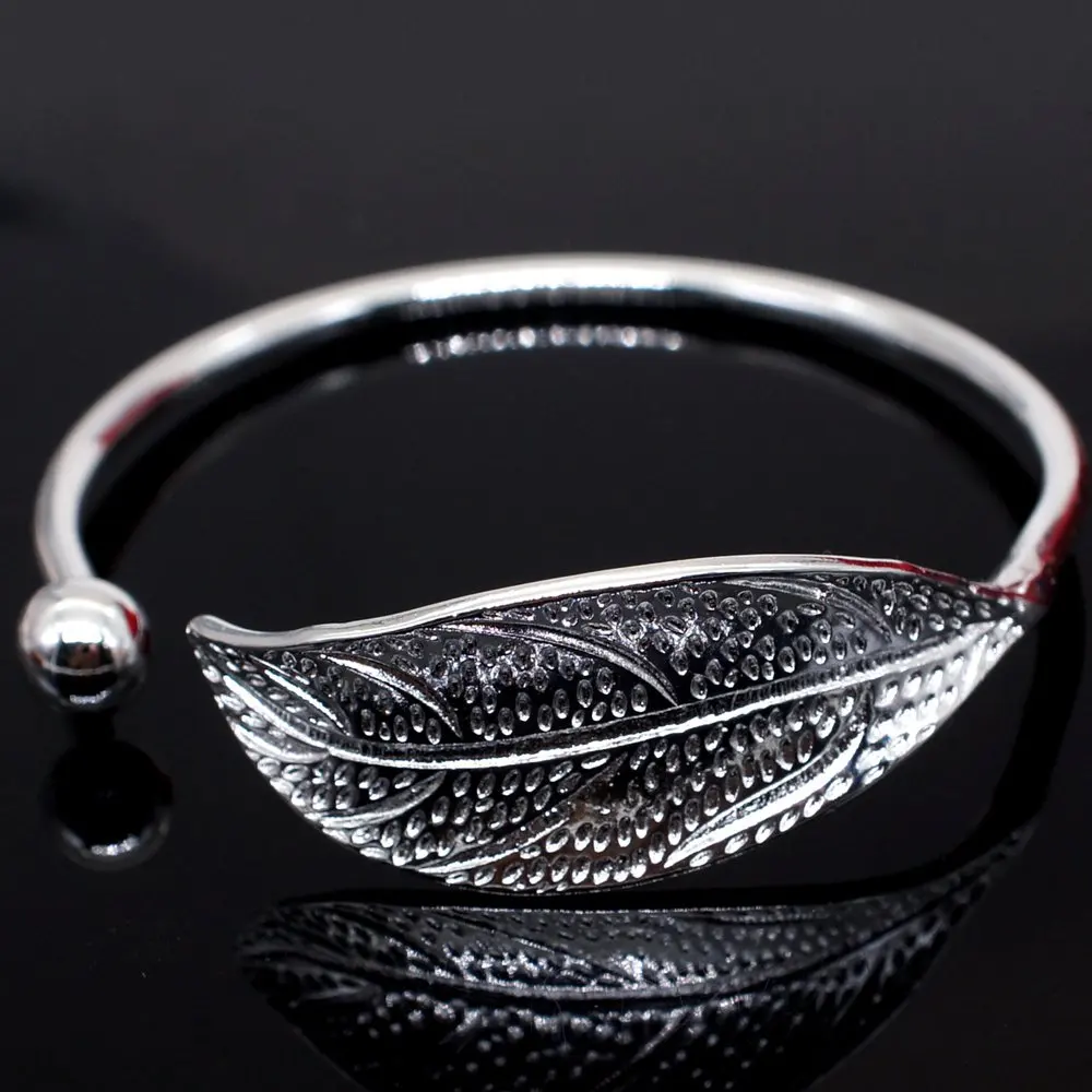 Vintage Fashion Leaf Open Bangle Silver Plated Wrist Jewelry for Women Simple Shining Cuff Bracelet
Vintage Fashion Leaf Open Bangle Silver Plated Wrist Jewelry for Women Simple Shining Cuff Bracelet