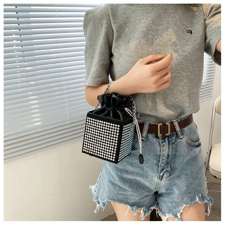 Rhinestones Luxury Drawstring Bucket Women Purses Bags Small Flap Ladies Handbags Box Shape Crossbody Bags For Women 2021 New
Rhinestones Luxury Drawstring Bucket Women Purses Bags Small Flap Ladies Handbags Box Shape Crossbody Bags For Women 2021 New