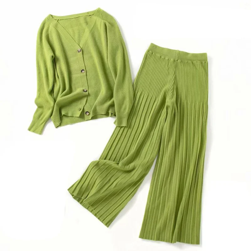 2021 Women Knitted Tracksuit V-neck cardigans + long pants sets Sporting Suit Plus size female khaki woolen Femme Clothing T402
2021 Women Knitted Tracksuit V-neck cardigans + long pants sets Sporting Suit Plus size female khaki woolen Femme Clothing T402