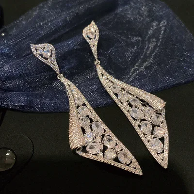 New Trendy Baroque Long Pendant Earrings Temperament Jewelry Accessories For Women European And The United States 2021 Style
New Trendy Baroque Long Pendant Earrings Temperament Jewelry Accessories For Women European And The United States 2021 Style