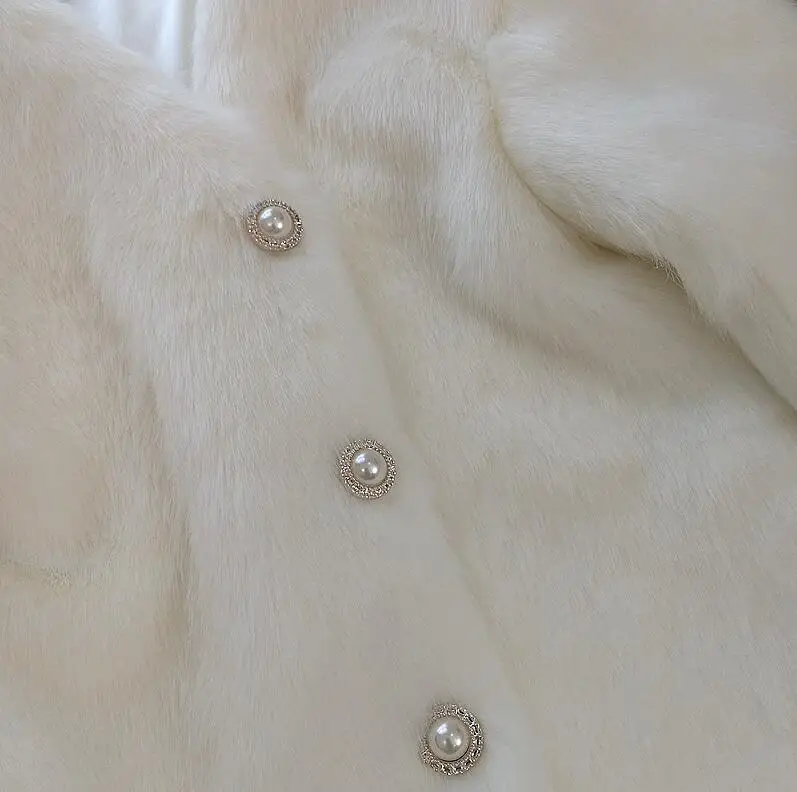 2019 Winter Chic V neck Hairy Shaggy Faux White Fur Coat Pearl Buttons Long sleeve Furry Fur Women Jacket Short Outerwear
2019 Winter Chic V neck Hairy Shaggy Faux White Fur Coat Pearl Buttons Long sleeve Furry Fur Women Jacket Short Outerwear