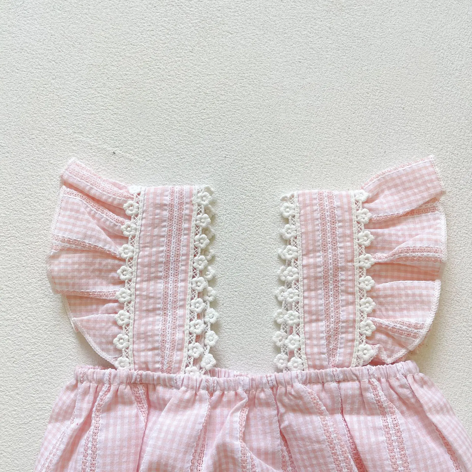 Summer New Toddler Fashion Fairy Baby Check Pattern Sleeveless Bodysuits Kid Casual Flower Soft Embroidery Bodysuit 
Summer New Toddler Fashion Fairy Baby Check Pattern Sleeveless Bodysuits Kid Casual Flower Soft Embroidery Bodysuit