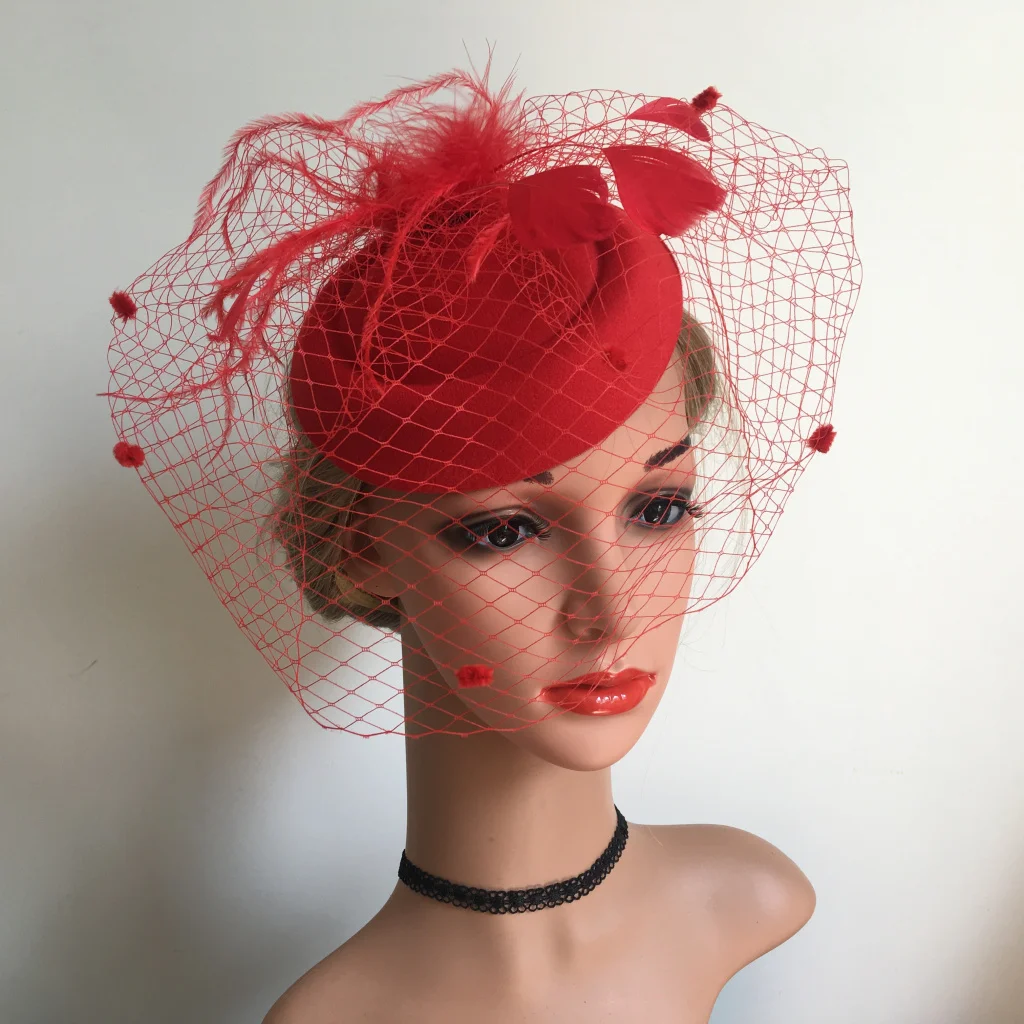 Retro Fascinators Hats 50s Party Headwear Feathers on a Headband with Clip and Mesh Veil for Women Wedding Tea Party Headpiece
Retro Fascinators Hats 50s Party Headwear Feathers on a Headband with Clip and Mesh Veil for Women Wedding Tea Party Headpiece