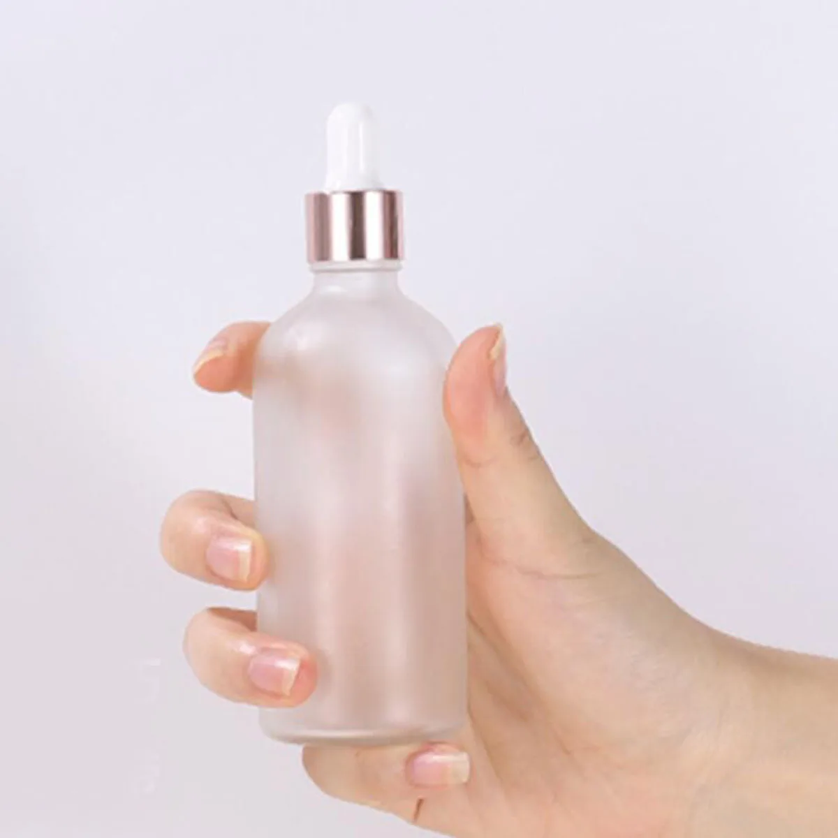 50X to 200X 100ml Frosted Clear Cosmetic Packaging Dropper Glass Bottle With Rose Gold Cover Essential Oil Refillable Bottles
50X to 200X 100ml Frosted Clear Cosmetic Packaging Dropper Glass Bottle With Rose Gold Cover Essential Oil Refillable Bottles