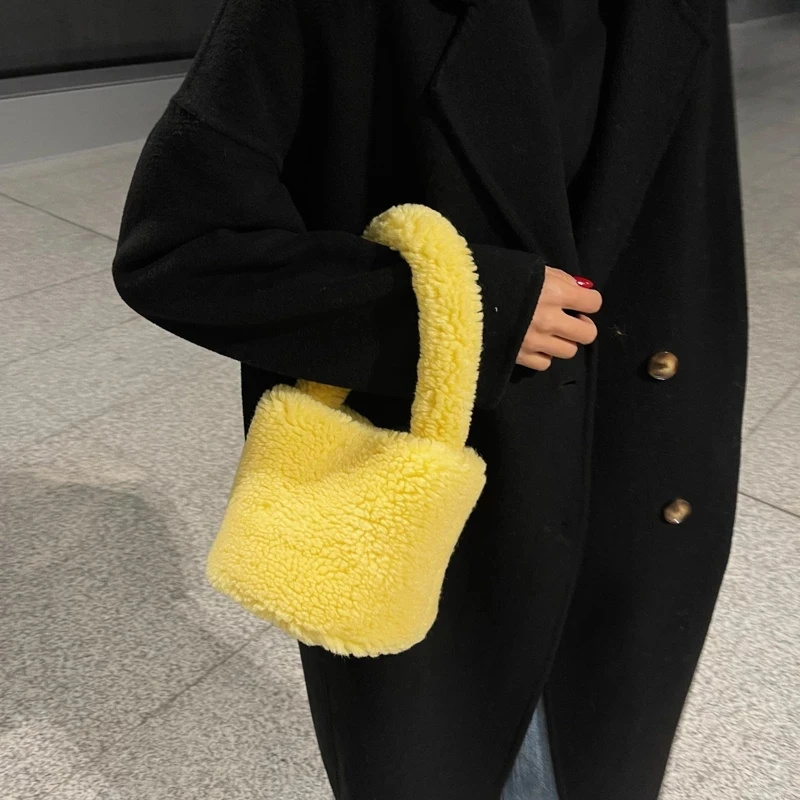 NEW Fashion Women Mini Casual Faux Fur Lambswool Shoulder Bag Plush Totes 2021 Winter Fluffy Handbag Short Handle Purses
NEW Fashion Women Mini Casual Faux Fur Lambswool Shoulder Bag Plush Totes 2021 Winter Fluffy Handbag Short Handle Purses