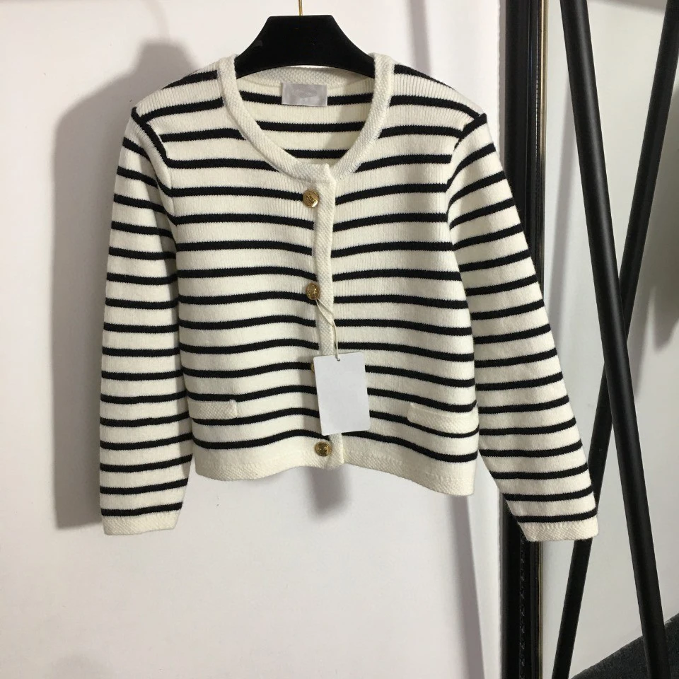 High Quality Luxury Autumn Women Single-breasted Black and White Striped Knitted Cardigan Top
High Quality Luxury Autumn Women Single-breasted Black and White Striped Knitted Cardigan Top