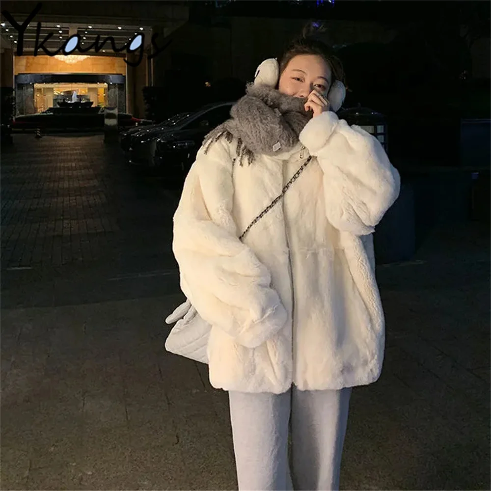 Элегантное повседневное женское пальто из искусственного меха Толстая теплая Модная куртка из искусственного кроличьего меха Свободная Ж...
Элегантное повседневное женское пальто из искусственного меха Толстая теплая Модная куртка из искусственного кроличьего меха Свободная Ж...