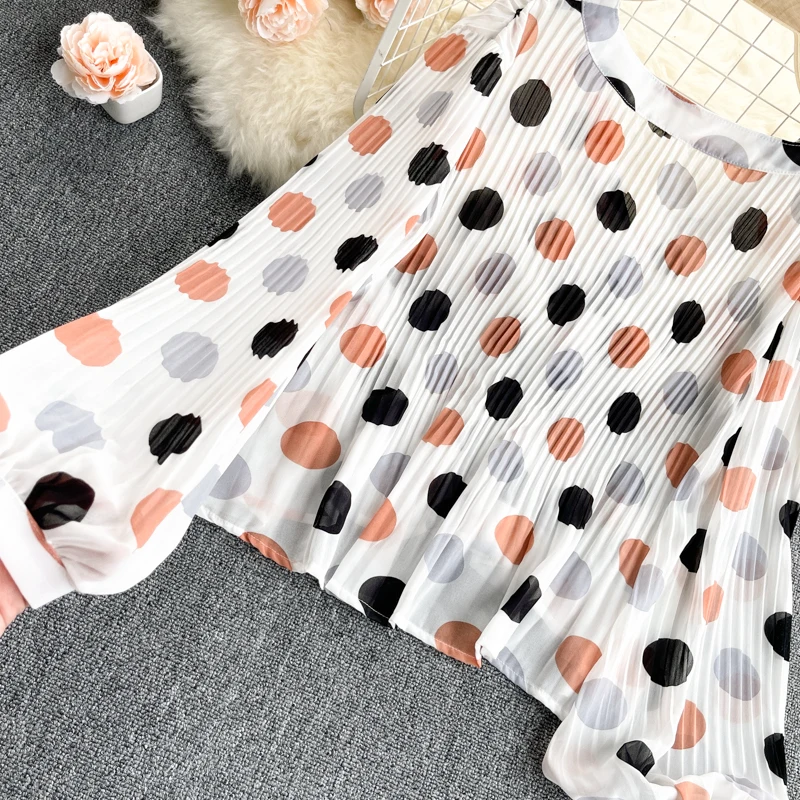 Fashion Design Chic Dot Print Blouse Women Puff Sleeve V Neck Single Breasted Casual Tops Summer Korean Bohemian Blouses
Fashion Design Chic Dot Print Blouse Women Puff Sleeve V Neck Single Breasted Casual Tops Summer Korean Bohemian Blouses